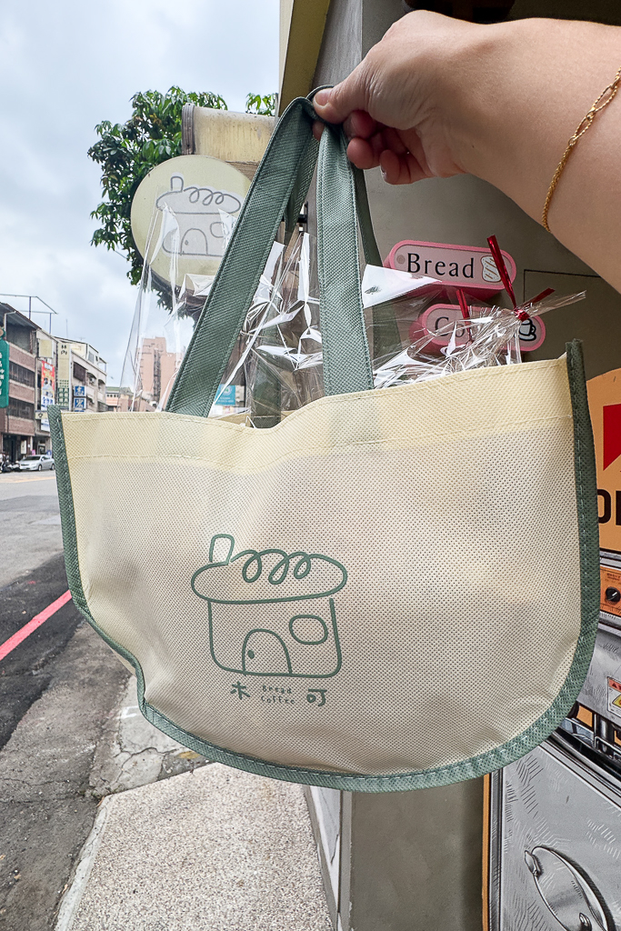 台中南屯｜木可烘焙咖啡 ．提供歐式和日式麵包，魯邦黑麥酸種麵包 @飛天璇的口袋