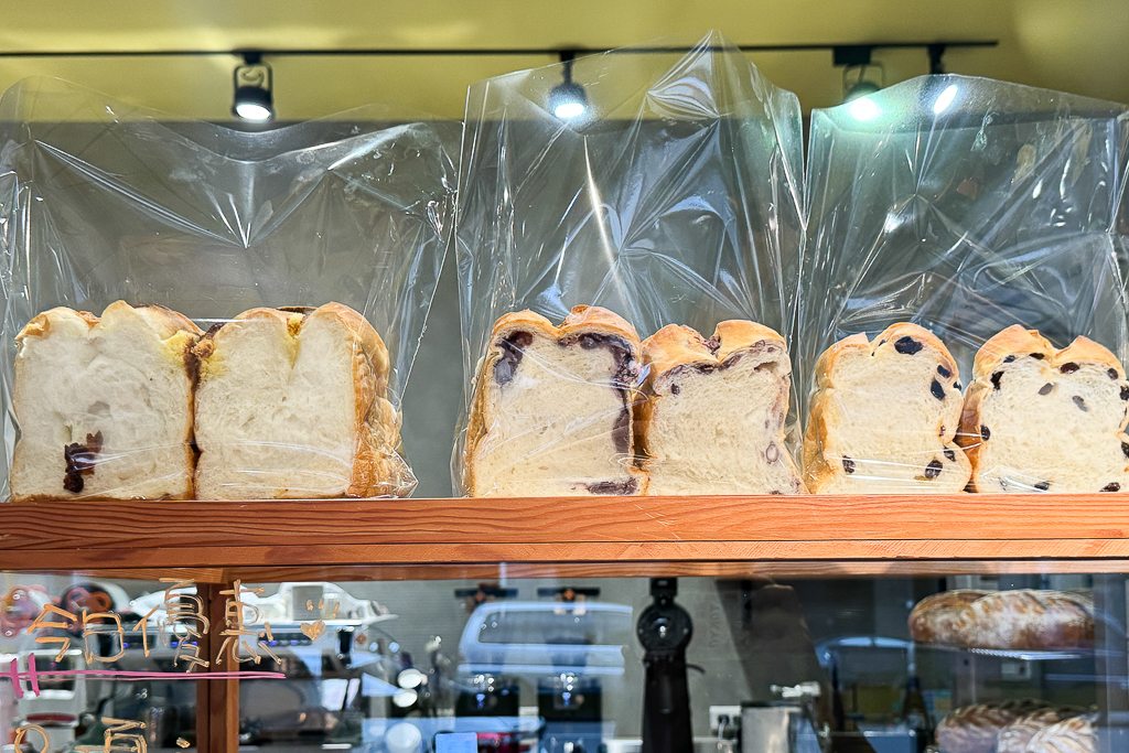 台中南屯｜木可烘焙咖啡 ．提供歐式和日式麵包，魯邦黑麥酸種麵包 @飛天璇的口袋