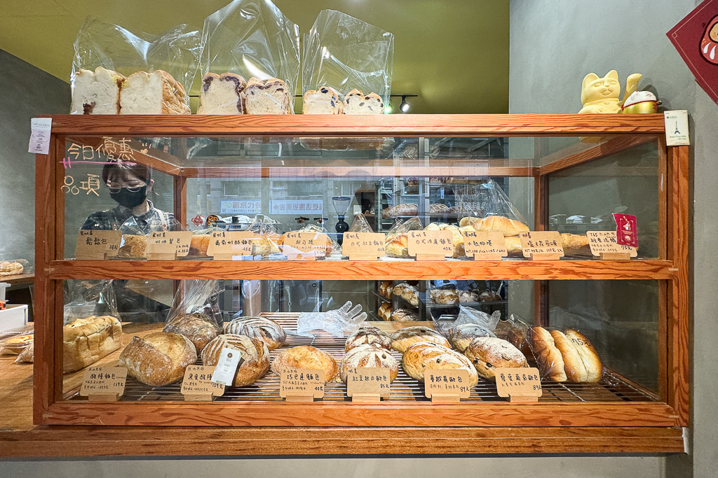 台中南屯｜木可烘焙咖啡 ．提供歐式和日式麵包，魯邦黑麥酸種麵包 @飛天璇的口袋