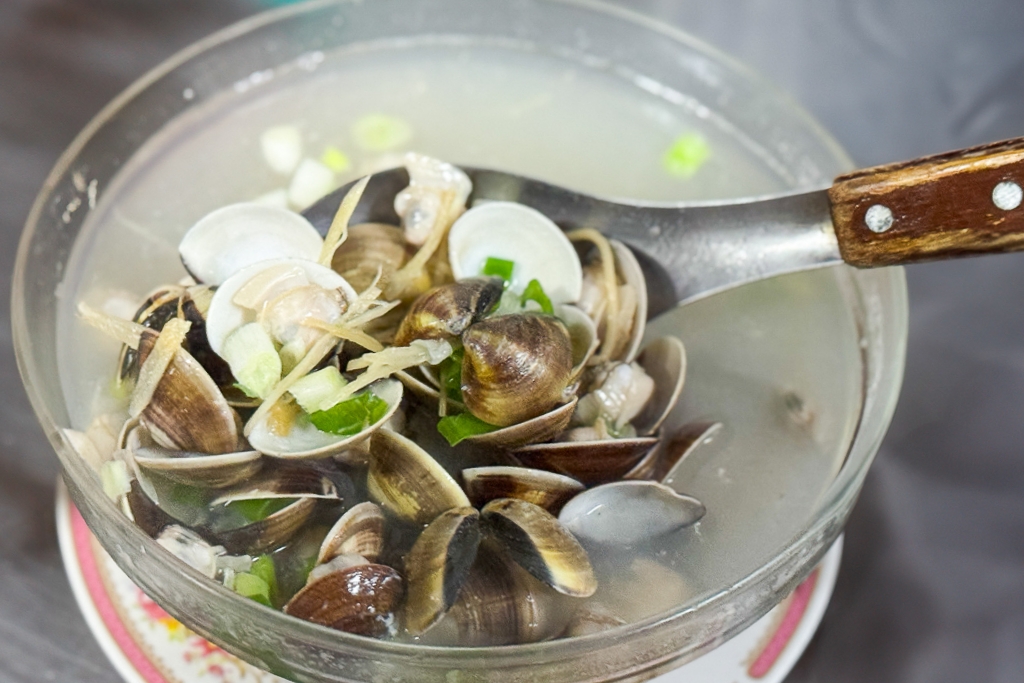 南投埔里｜雨傘店阿川麵店．埔里人氣小吃美食，必點炒骨肉和豬腦煎蛋 @飛天璇的口袋