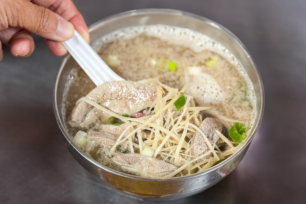 南投埔里｜雨傘店阿川麵店．埔里人氣小吃美食，必點炒骨肉和豬腦煎蛋 @飛天璇的口袋
