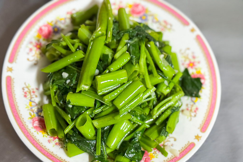 南投埔里｜雨傘店阿川麵店．埔里人氣小吃美食，必點炒骨肉和豬腦煎蛋 @飛天璇的口袋