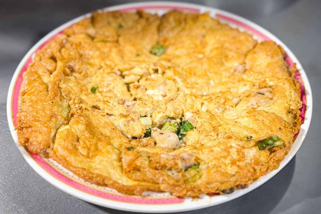 南投埔里｜雨傘店阿川麵店．埔里人氣小吃美食，必點炒骨肉和豬腦煎蛋 @飛天璇的口袋