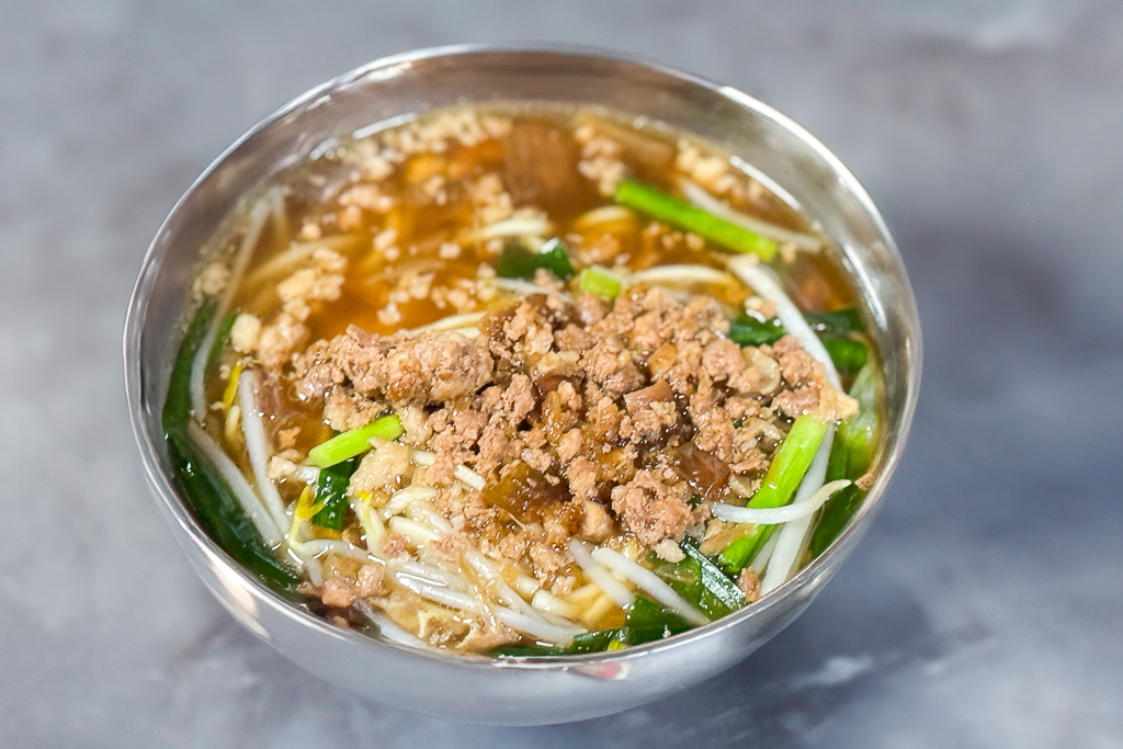 南投埔里｜雨傘店阿川麵店．埔里人氣小吃美食，必點炒骨肉和豬腦煎蛋 @飛天璇的口袋