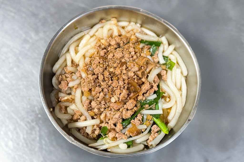 南投埔里｜雨傘店阿川麵店．埔里人氣小吃美食，必點炒骨肉和豬腦煎蛋 @飛天璇的口袋