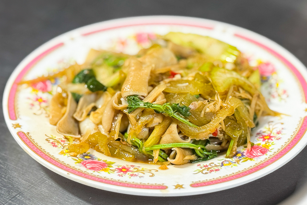 南投埔里｜雨傘店阿川麵店．埔里人氣小吃美食，必點炒骨肉和豬腦煎蛋 @飛天璇的口袋