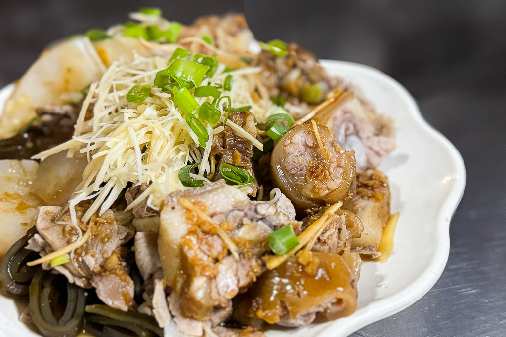 南投埔里｜雨傘店阿川麵店．埔里人氣小吃美食，必點炒骨肉和豬腦煎蛋 @飛天璇的口袋