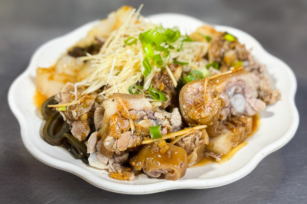 南投埔里｜雨傘店阿川麵店．埔里人氣小吃美食，必點炒骨肉和豬腦煎蛋 @飛天璇的口袋