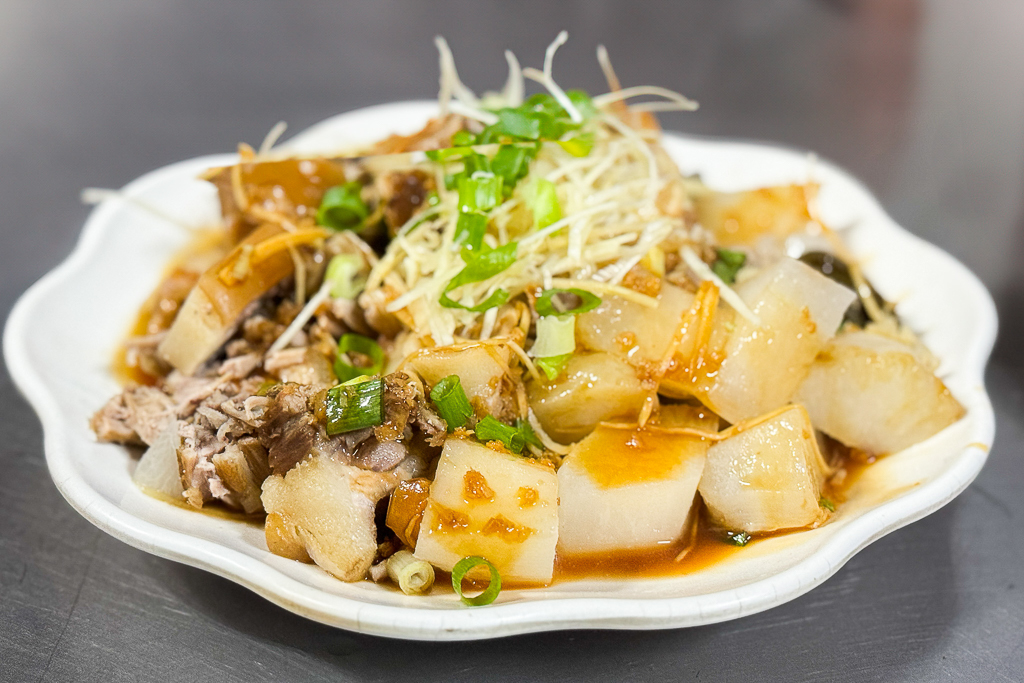 南投埔里｜雨傘店阿川麵店．埔里人氣小吃美食，必點炒骨肉和豬腦煎蛋 @飛天璇的口袋