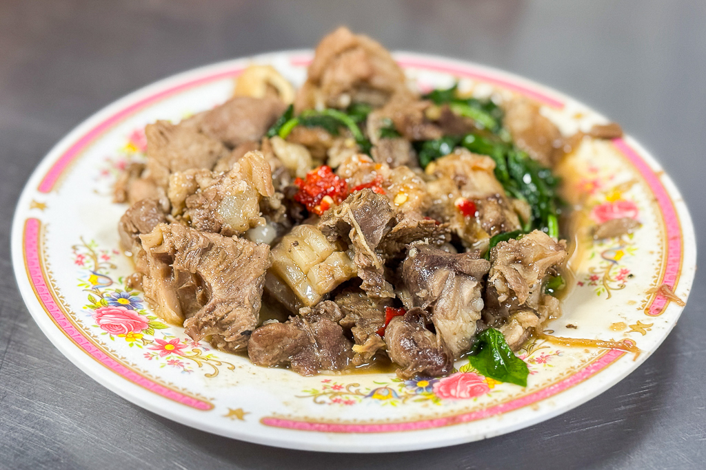 南投埔里｜雨傘店阿川麵店．埔里人氣小吃美食，必點炒骨肉和豬腦煎蛋 @飛天璇的口袋