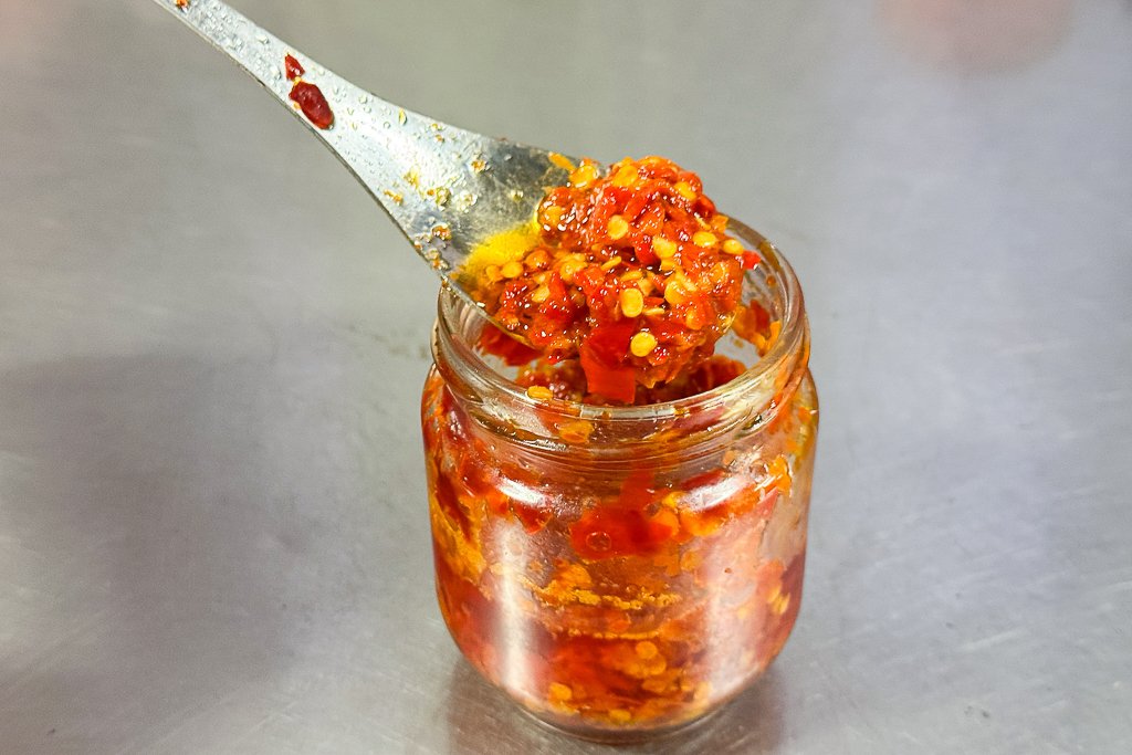 南投埔里｜雨傘店阿川麵店．埔里人氣小吃美食，必點炒骨肉和豬腦煎蛋 @飛天璇的口袋