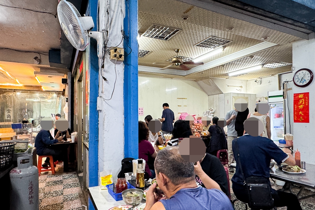 南投埔里｜雨傘店阿川麵店．埔里人氣小吃美食，必點炒骨肉和豬腦煎蛋 @飛天璇的口袋