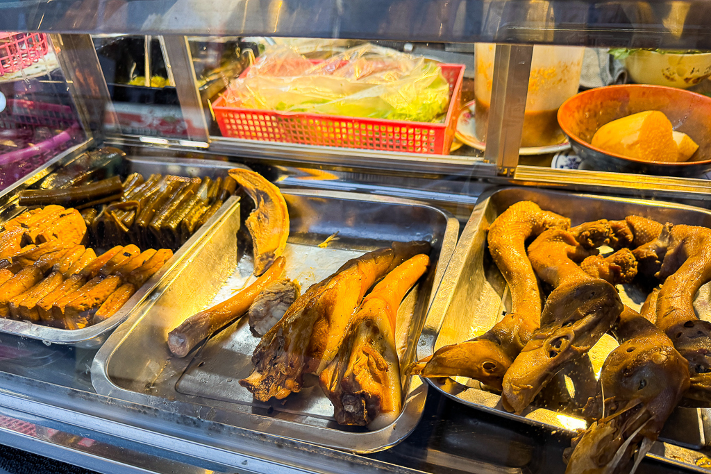 南投埔里｜雨傘店阿川麵店．埔里人氣小吃美食，必點炒骨肉和豬腦煎蛋 @飛天璇的口袋