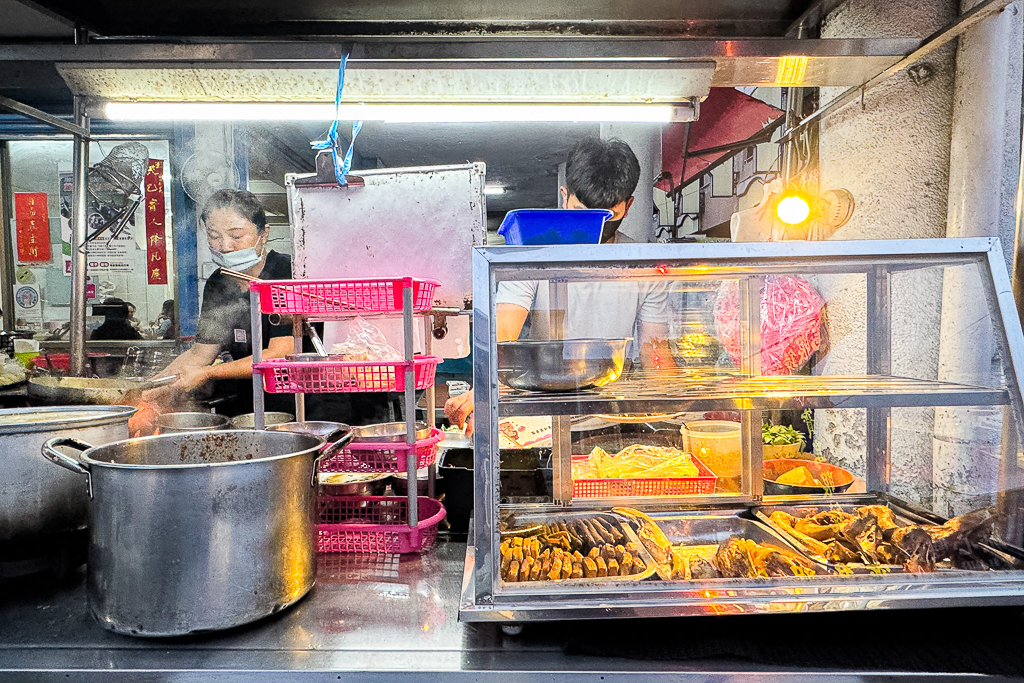 南投埔里｜雨傘店阿川麵店．埔里人氣小吃美食，必點炒骨肉和豬腦煎蛋 @飛天璇的口袋