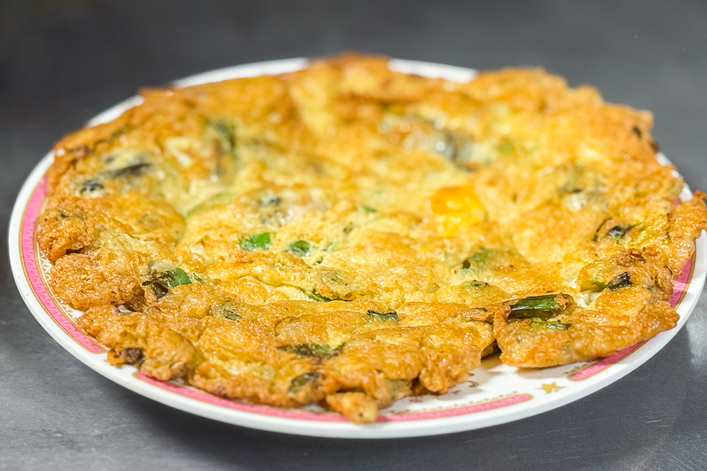 南投埔里｜雨傘店阿川麵店．埔里人氣小吃美食，必點炒骨肉和豬腦煎蛋 @飛天璇的口袋