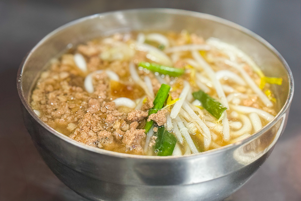 南投埔里｜雨傘店阿川麵店．埔里人氣小吃美食，必點炒骨肉和豬腦煎蛋 @飛天璇的口袋