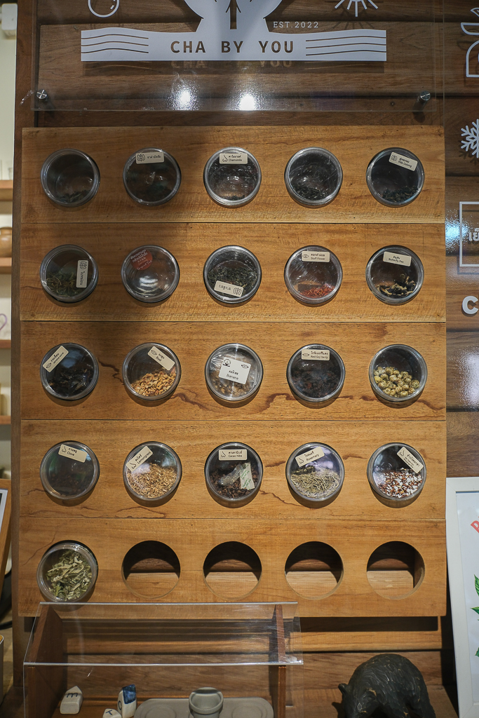 泰國攀牙｜Ban Bai Tea Cafe บ้านใบ．攀牙文青風茶店，結合茶、咖啡和點心 @飛天璇的口袋