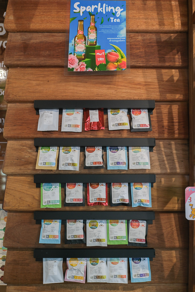 泰國攀牙｜Ban Bai Tea Cafe บ้านใบ．攀牙文青風茶店，結合茶、咖啡和點心 @飛天璇的口袋