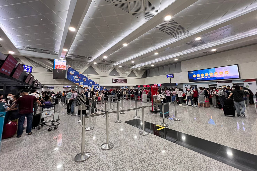 桃園旅遊｜桃園機場第二航廈．近距離看飛機起降、復古美食街、免費休息區、機場飯店 @飛天璇的口袋