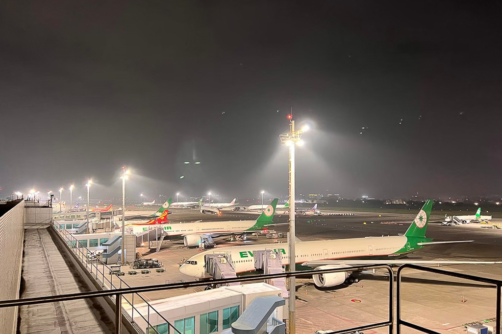 桃園旅遊｜桃園機場第二航廈．近距離看飛機起降、復古美食街、免費休息區、機場飯店 @飛天璇的口袋