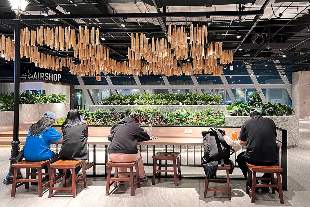 桃園旅遊｜桃園機場第二航廈．近距離看飛機起降、復古美食街、免費休息區、機場飯店 @飛天璇的口袋