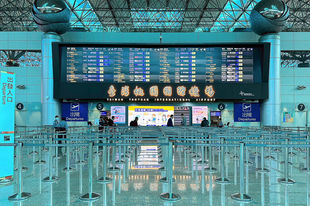 桃園旅遊｜桃園機場第二航廈．近距離看飛機起降、復古美食街、免費休息區、機場飯店 @飛天璇的口袋