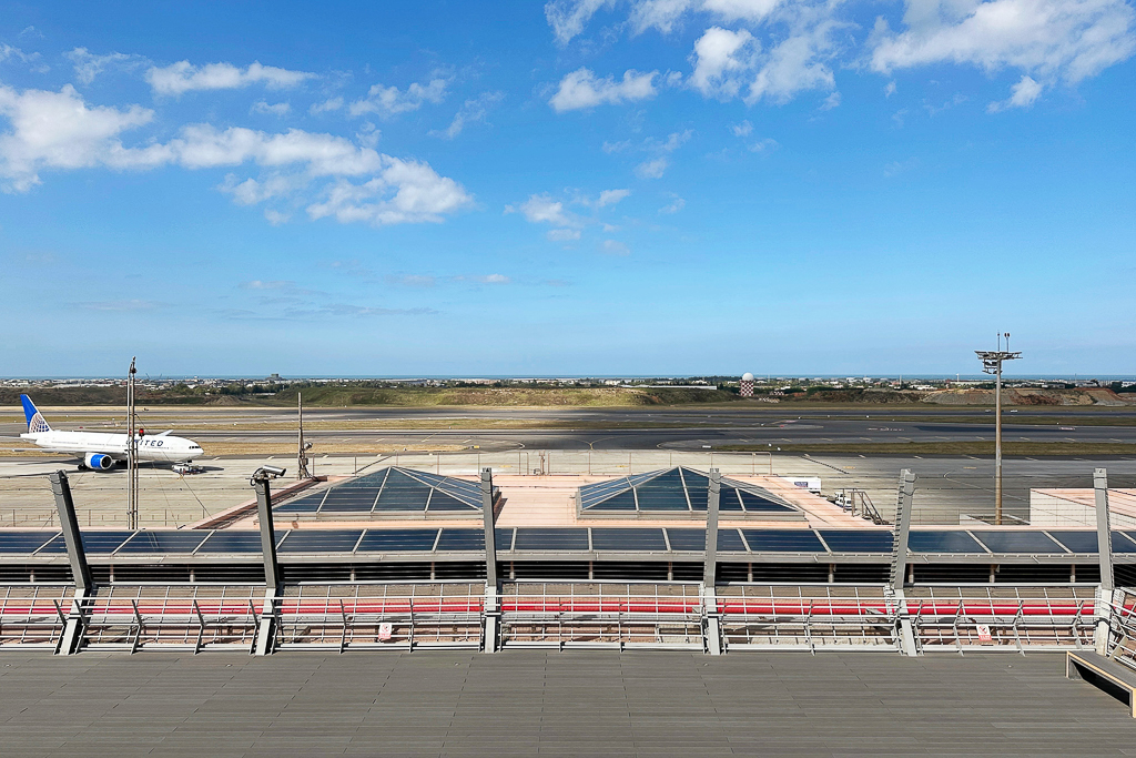 桃園旅遊｜桃園機場第二航廈．近距離看飛機起降、復古美食街、免費休息區、機場飯店 @飛天璇的口袋