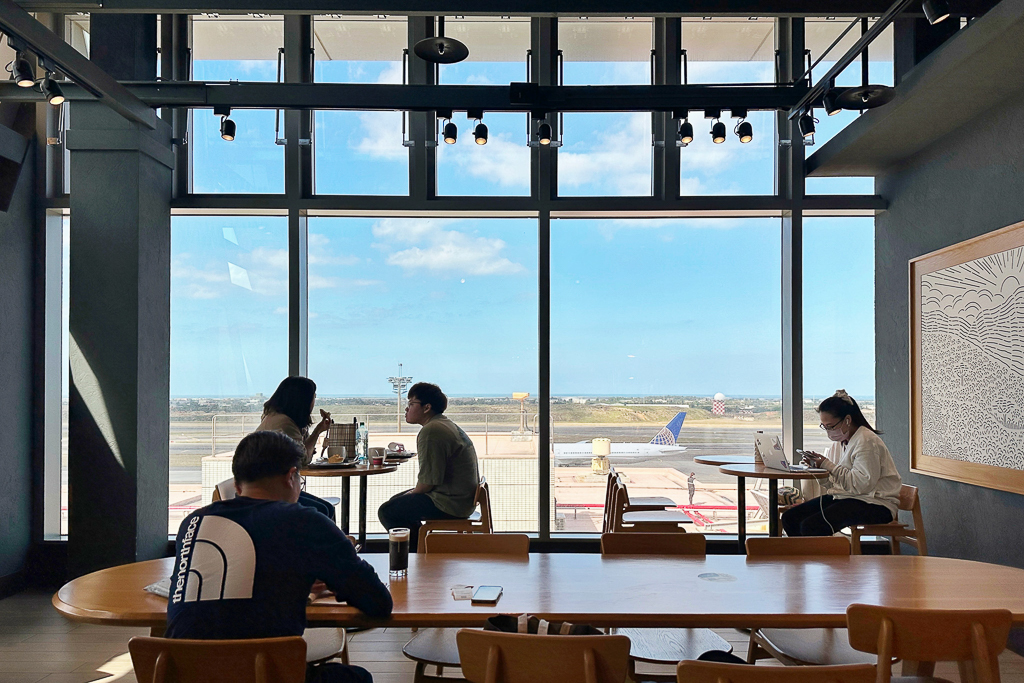 桃園旅遊｜桃園機場第二航廈．近距離看飛機起降、復古美食街、免費休息區、機場飯店 @飛天璇的口袋