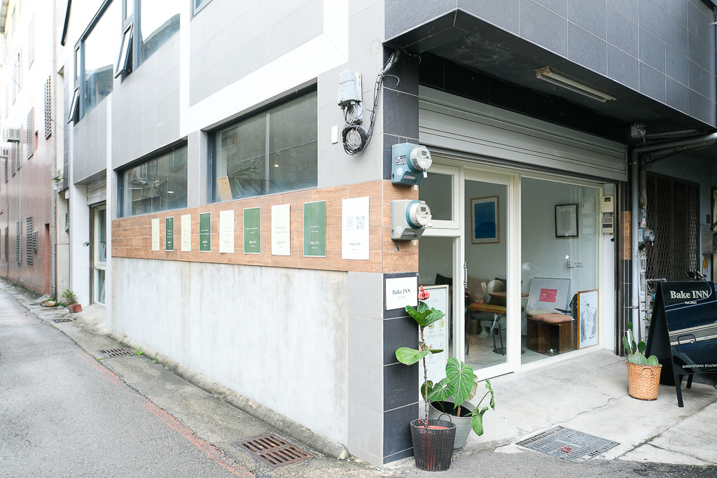 台中西屯｜Bake INN．網路甜點工作室轉型甜點店，逢甲商圈巷弄裡的咖啡館 @飛天璇的口袋