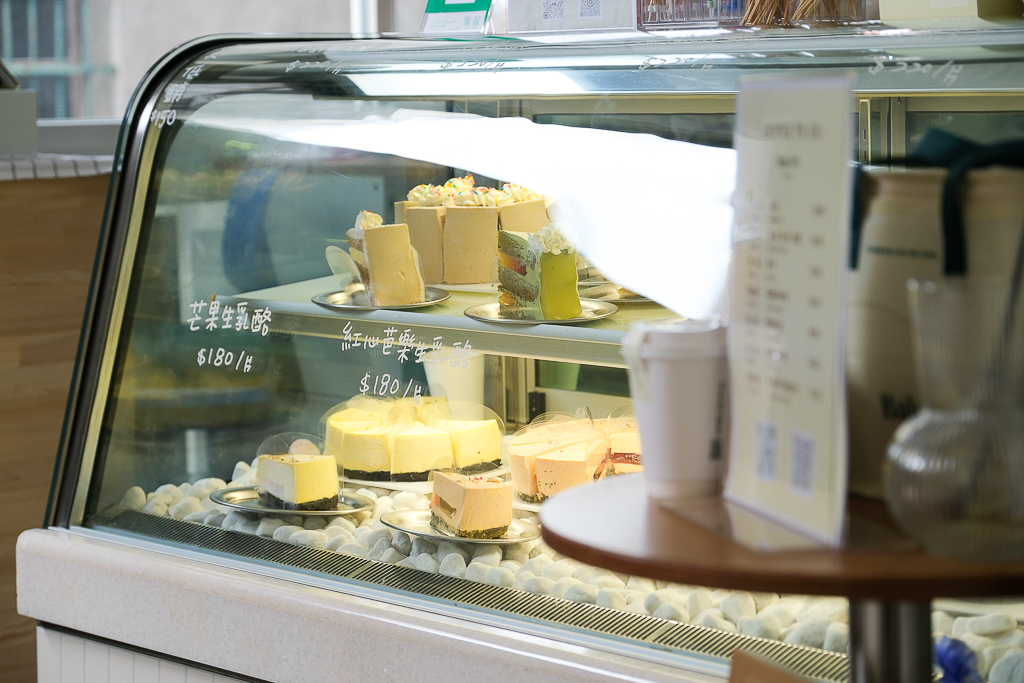 台中西屯|Bake INN.網路甜點工作室轉型甜點店,逢甲商圈巷弄裡的咖啡館 @飛天璇的口袋 台中西屯|Bake INN.網路甜點工作室轉型甜點店,逢甲商圈巷弄裡的咖啡館 @飛天璇的口袋