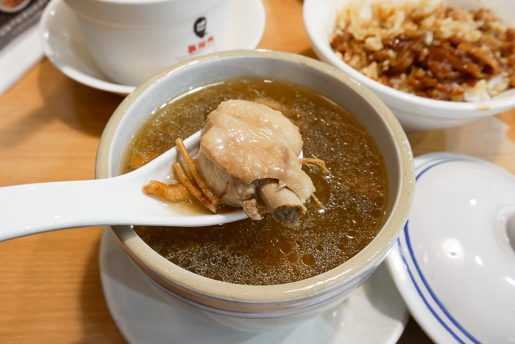 台中南屯｜鬍鬚張魯肉飯．紅到日本的滷肉飯，滷肉飯節人氣第一名 @飛天璇的口袋