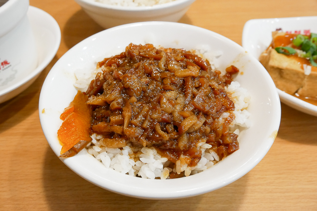 台中南屯｜鬍鬚張魯肉飯．紅到日本的滷肉飯，滷肉飯節人氣第一名 @飛天璇的口袋