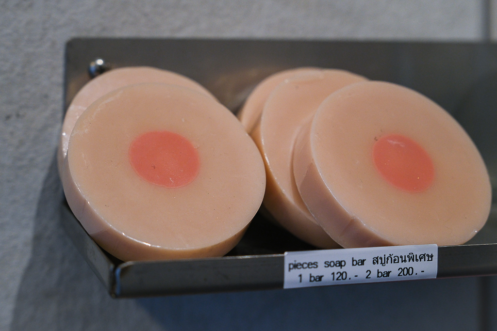 泰國曼谷｜Pieces Cafe & Bed．曼谷嵩越路特色咖啡館，有可愛胸部造型的麵包 @飛天璇的口袋