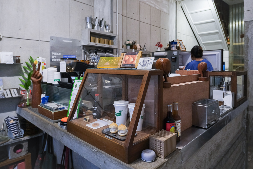 泰國曼谷｜Pieces Cafe & Bed．曼谷嵩越路特色咖啡館，有可愛胸部造型的麵包 @飛天璇的口袋