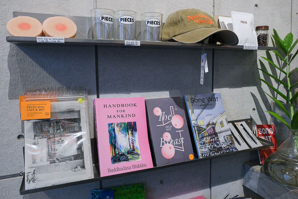 泰國曼谷｜Pieces Cafe & Bed．曼谷嵩越路特色咖啡館，有可愛胸部造型的麵包 @飛天璇的口袋