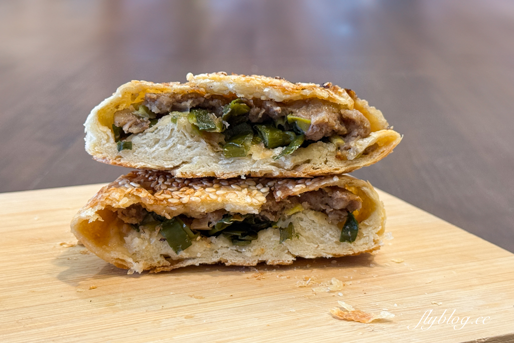 台中西屯｜佳香味碳烤胡椒餅．每天4.5小時賣完就收，有人一買就是10個20個 @飛天璇的口袋