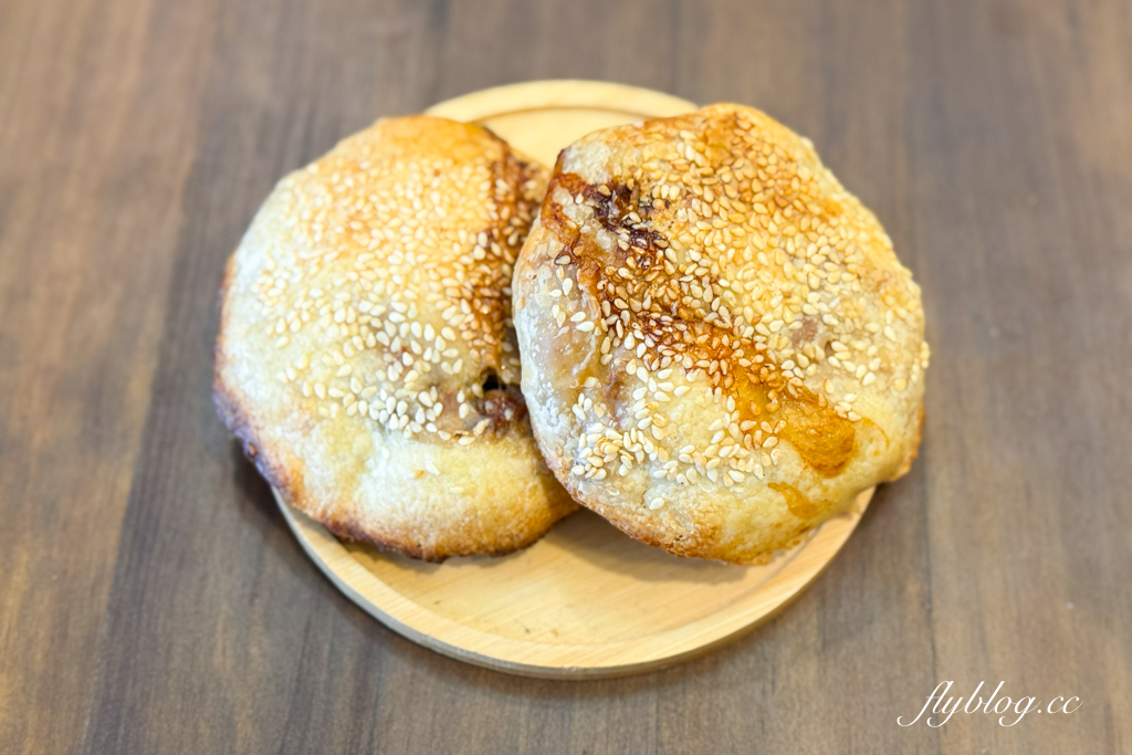 台中西屯｜佳香味碳烤胡椒餅．每天4.5小時賣完就收，有人一買就是10個20個 @飛天璇的口袋