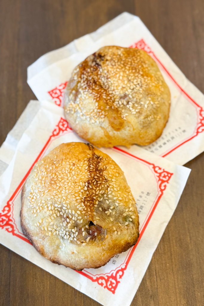 台中西屯｜佳香味碳烤胡椒餅．每天4.5小時賣完就收，有人一買就是10個20個 @飛天璇的口袋