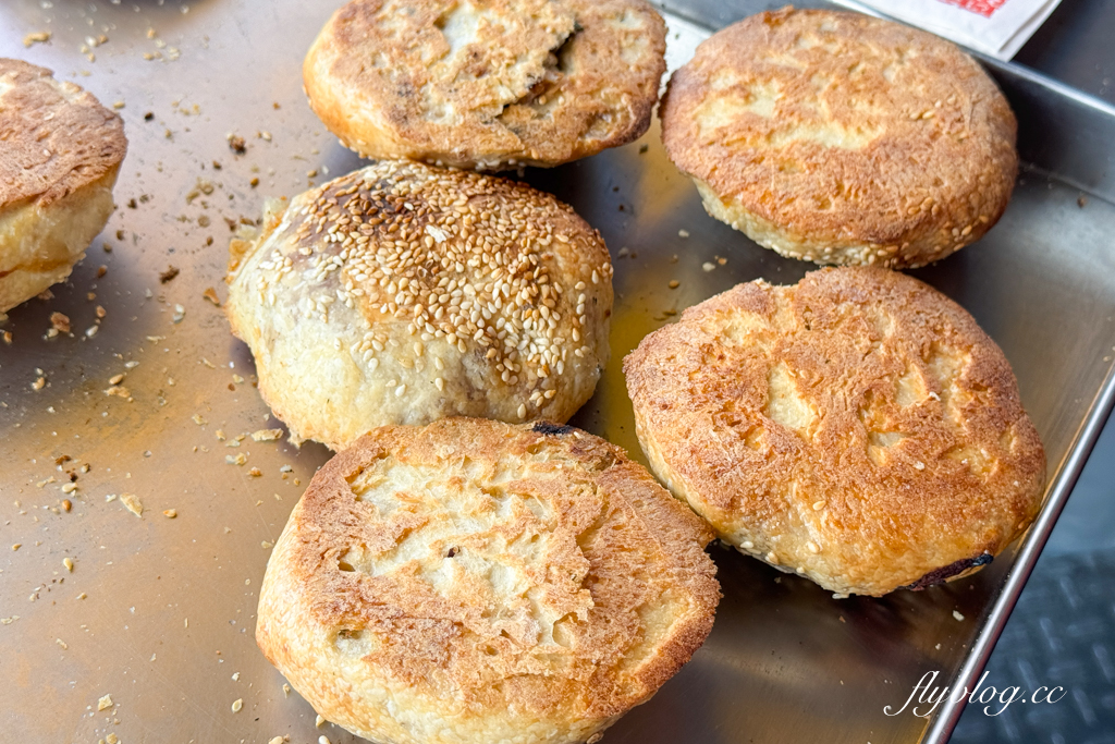 台中西屯｜佳香味碳烤胡椒餅．每天4.5小時賣完就收，有人一買就是10個20個 @飛天璇的口袋