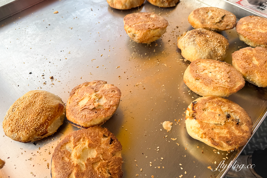 台中西屯｜佳香味碳烤胡椒餅．每天4.5小時賣完就收，有人一買就是10個20個 @飛天璇的口袋