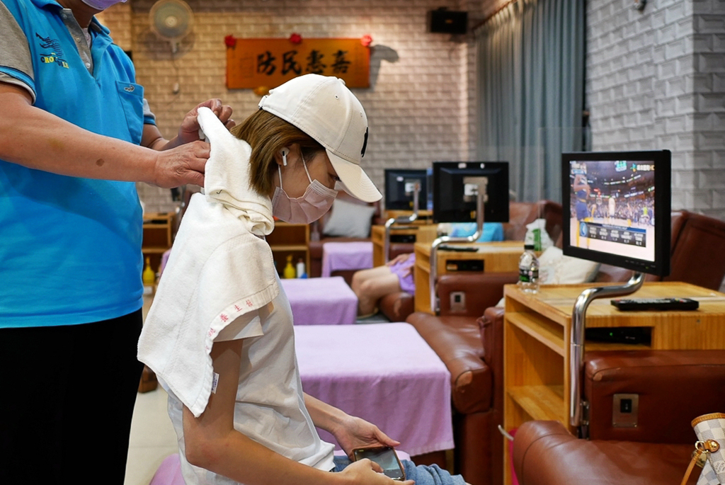 新竹竹北｜鄉親養生館．24小時營業按摩店，免費吃滷肉飯、熱湯、甜品和水果 @飛天璇的口袋