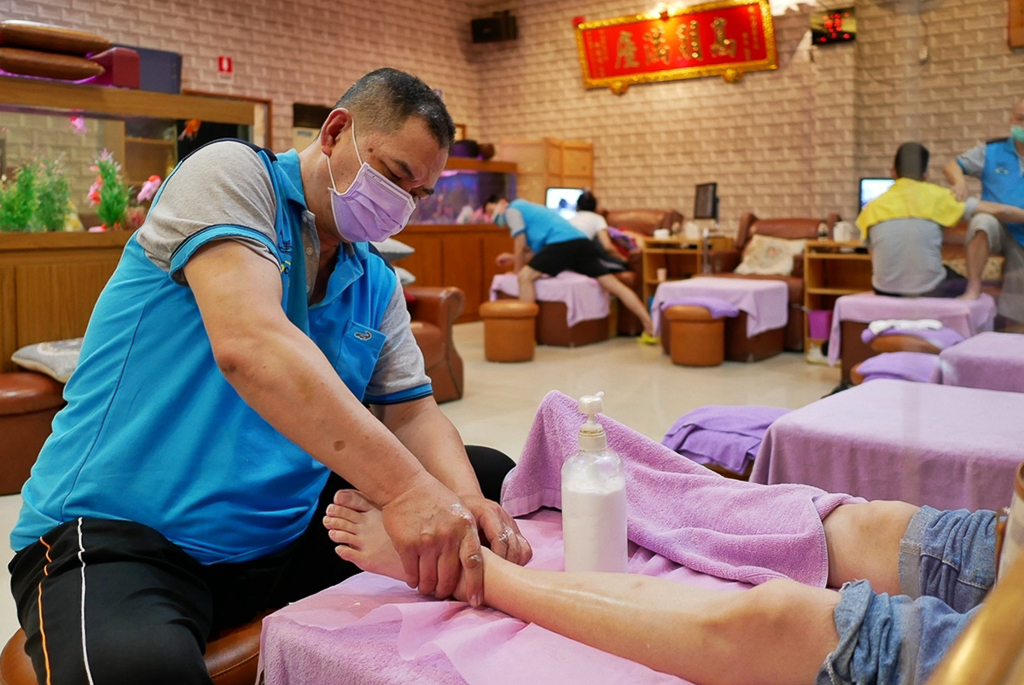 新竹竹北｜鄉親養生館．24小時營業按摩店，免費吃滷肉飯、熱湯、甜品和水果 @飛天璇的口袋