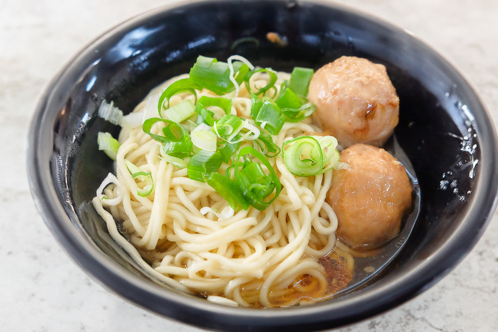 台中北區｜和記傻瓜麵．一中學子讀書的回憶，簡單的黑醋醬油成就一碗經典 @飛天璇的口袋