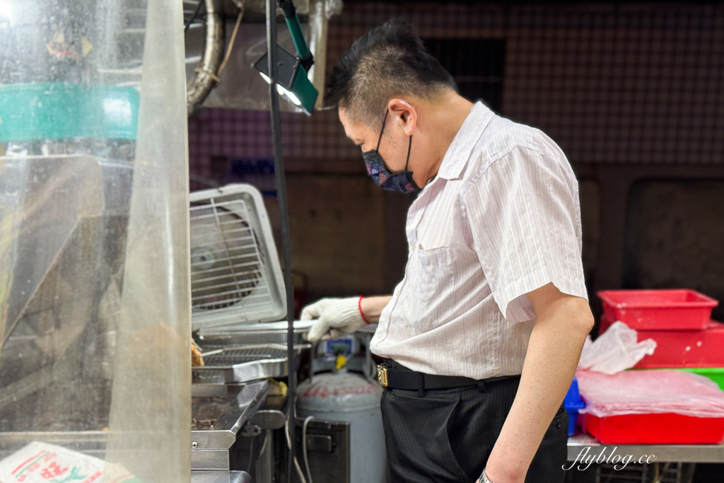台中北屯｜協力旺香雞排 松竹店．老闆穿西裝襯衫炸雞排，堅持不切才可以鎖住水份 @飛天璇的口袋