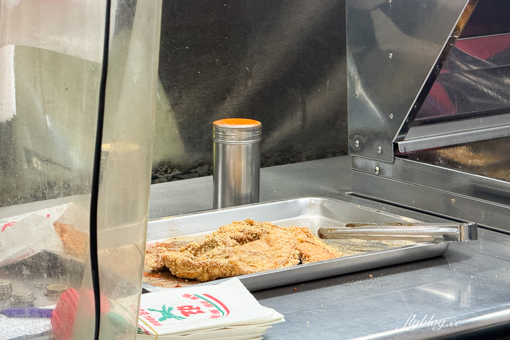 台中北屯｜協力旺香雞排 松竹店．老闆穿西裝襯衫炸雞排，堅持不切才可以鎖住水份 @飛天璇的口袋