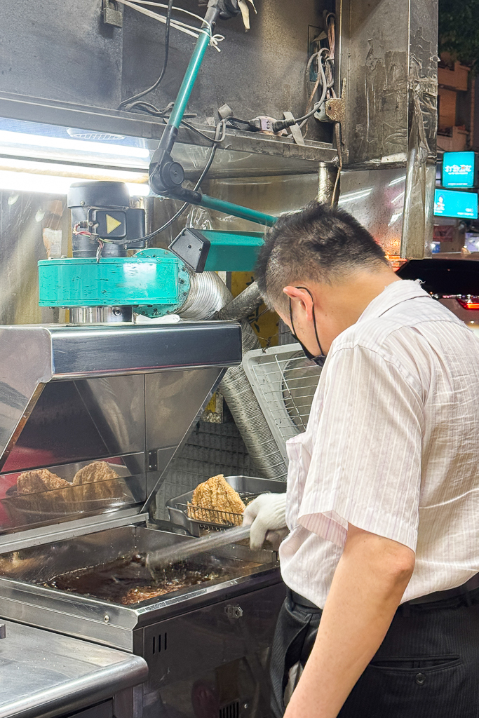 台中北屯｜協力旺香雞排 松竹店．老闆穿西裝襯衫炸雞排，堅持不切才可以鎖住水份 @飛天璇的口袋