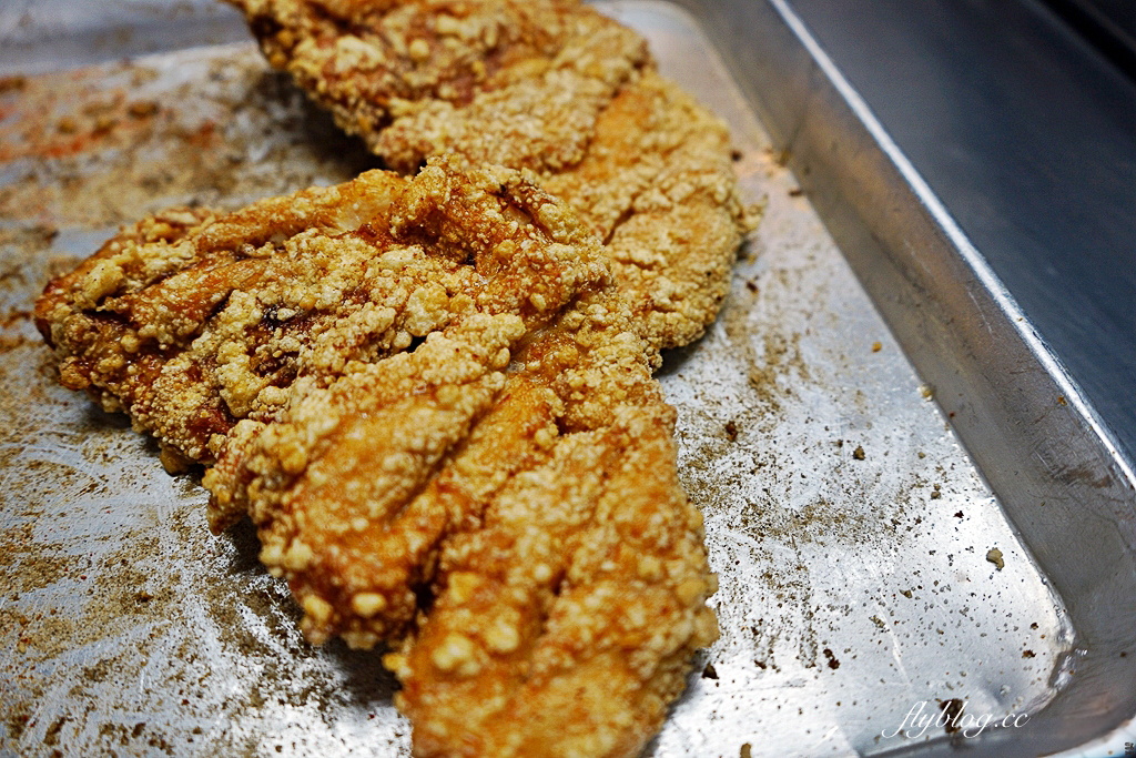 台中北屯｜協力旺香雞排 松竹店．老闆穿西裝襯衫炸雞排，堅持不切才可以鎖住水份 @飛天璇的口袋