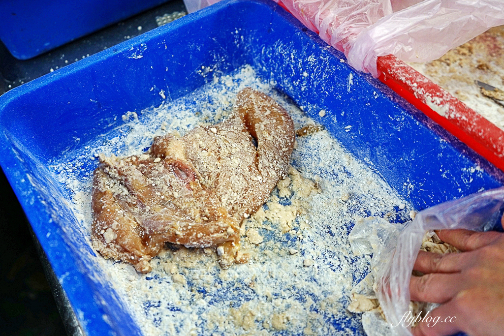 台中北屯｜協力旺香雞排 松竹店．老闆穿西裝襯衫炸雞排，堅持不切才可以鎖住水份 @飛天璇的口袋