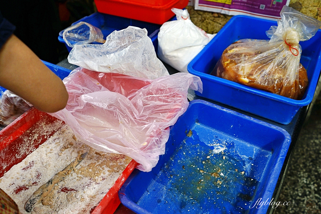 台中北屯｜協力旺香雞排 松竹店．老闆穿西裝襯衫炸雞排，堅持不切才可以鎖住水份 @飛天璇的口袋