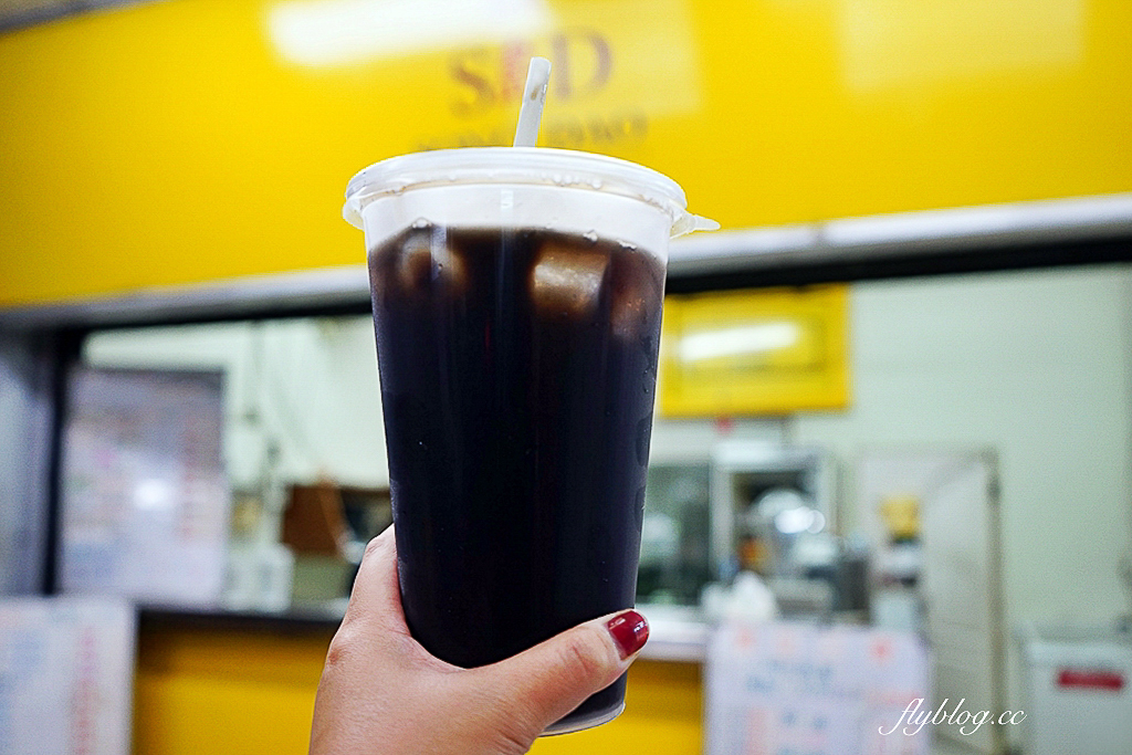 台中北屯｜協力旺香雞排 松竹店．老闆穿西裝襯衫炸雞排，堅持不切才可以鎖住水份 @飛天璇的口袋